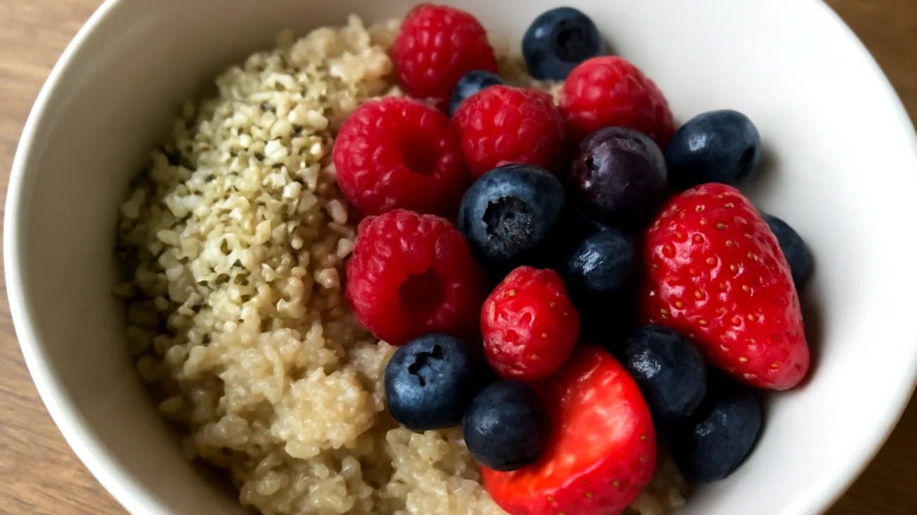 Porridge di quinoa con semi di canapa e frutti rossi"