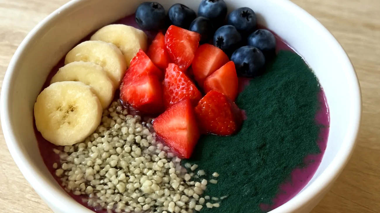 Smoothie bowl con semi di canapa, spirulina e frutta di stagione"