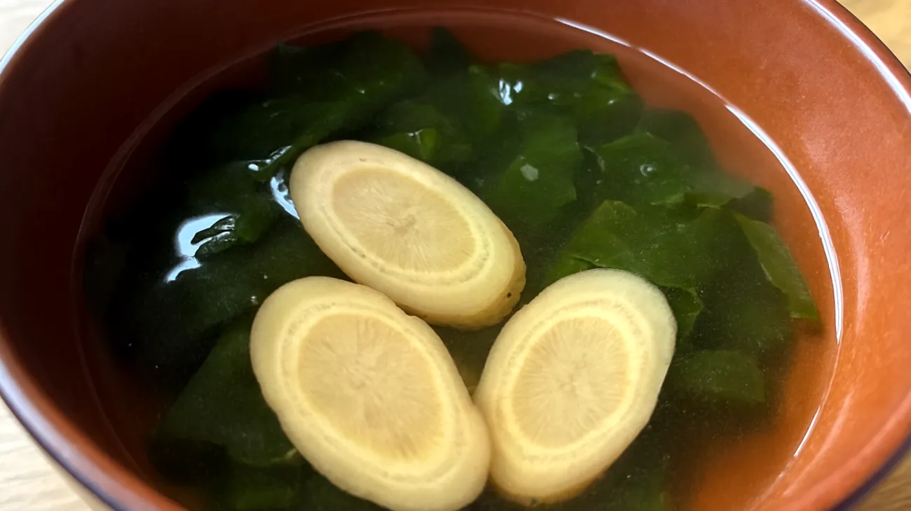 Zuppa di miso con alghe wakame e radice di bardana"
